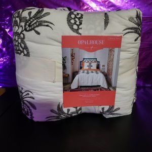 Black Mallorca Embroidered Ornament Quilt